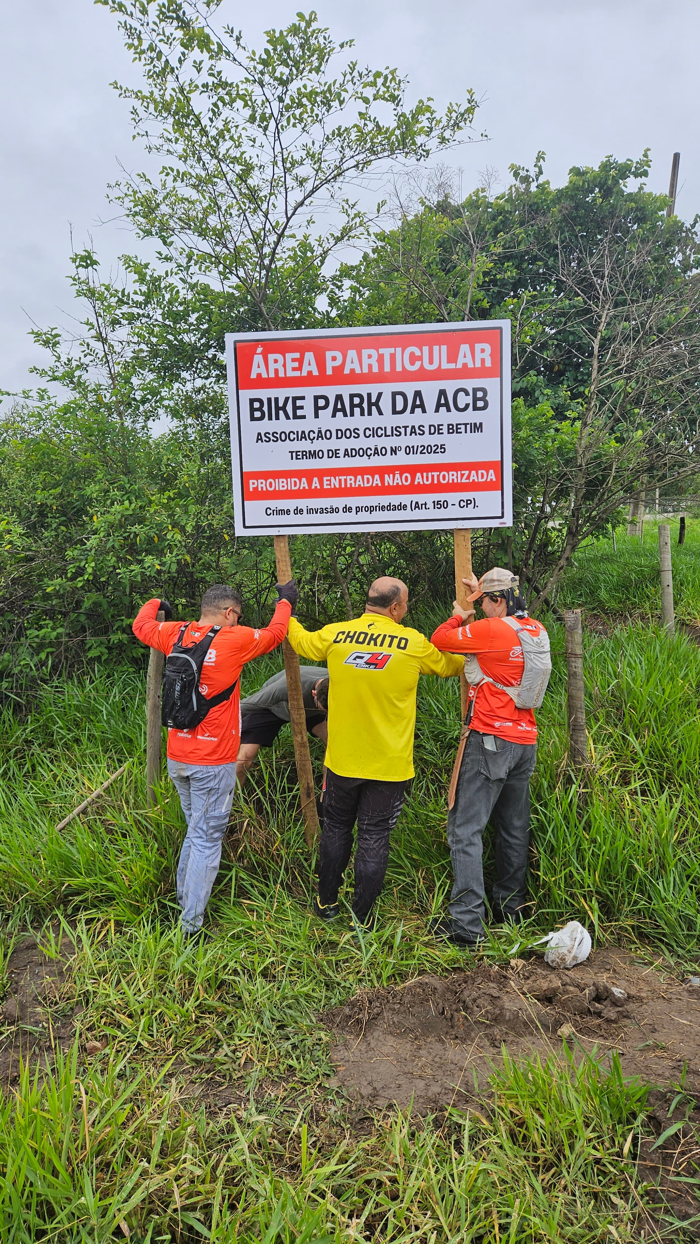 Ciclistas organizando trilhas no Bike Park de Betim