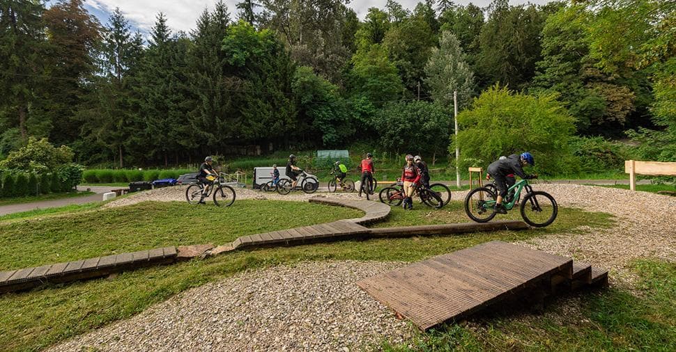 Ciclistas no Bike Park de Betim